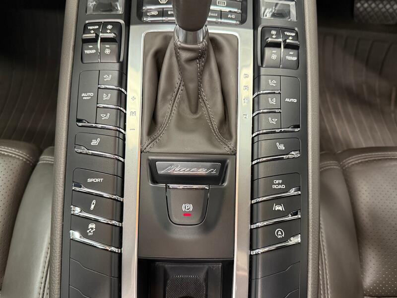 PORSCHE MACAN