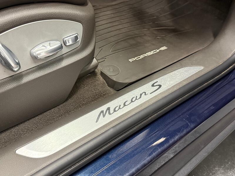 PORSCHE MACAN