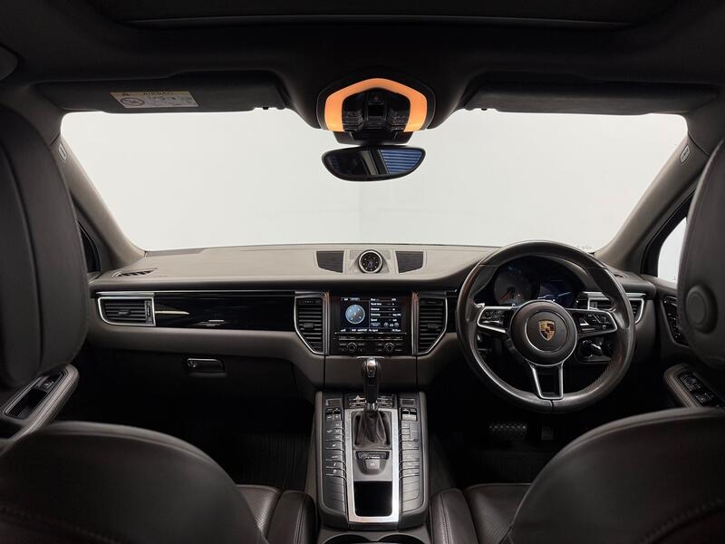 PORSCHE MACAN