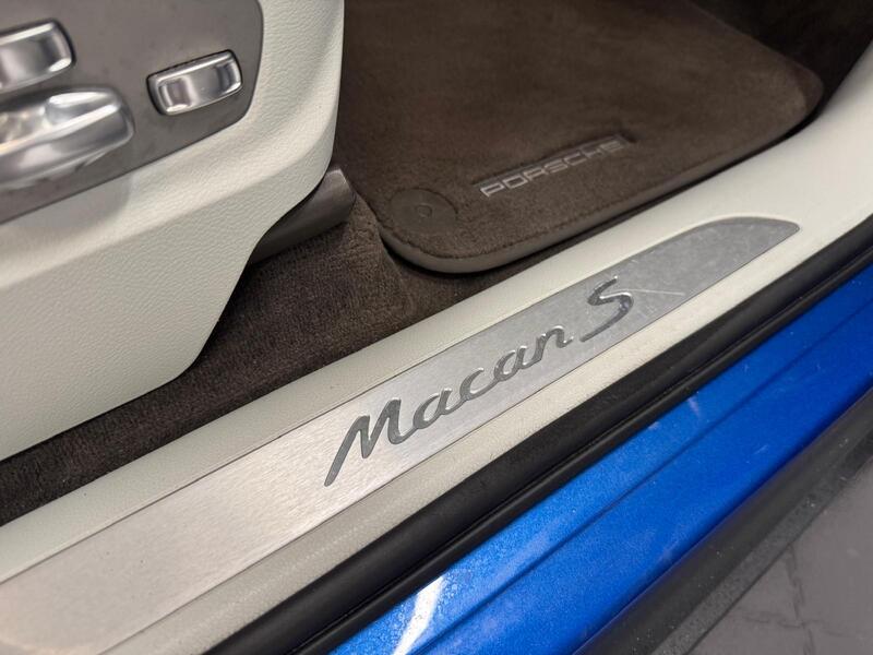 PORSCHE MACAN