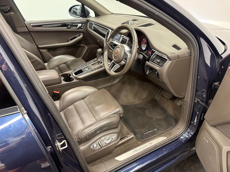 PORSCHE MACAN