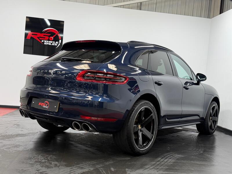PORSCHE MACAN