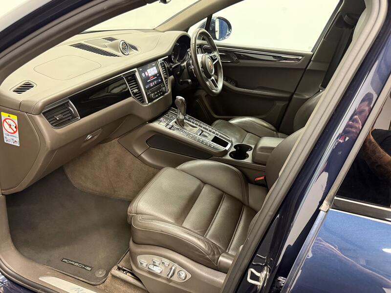 PORSCHE MACAN