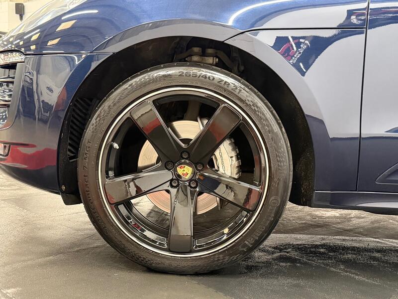 PORSCHE MACAN