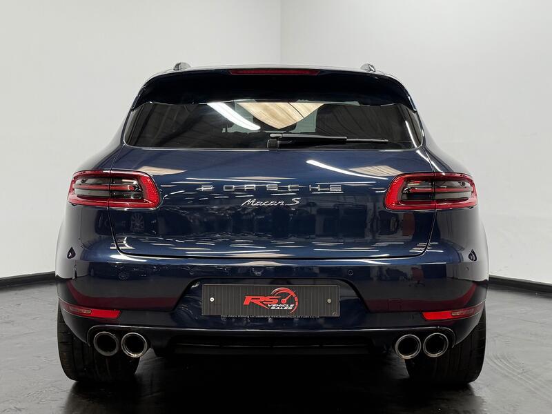 PORSCHE MACAN