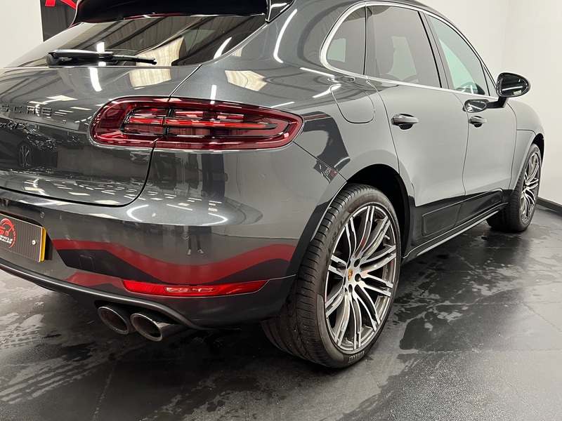 PORSCHE MACAN